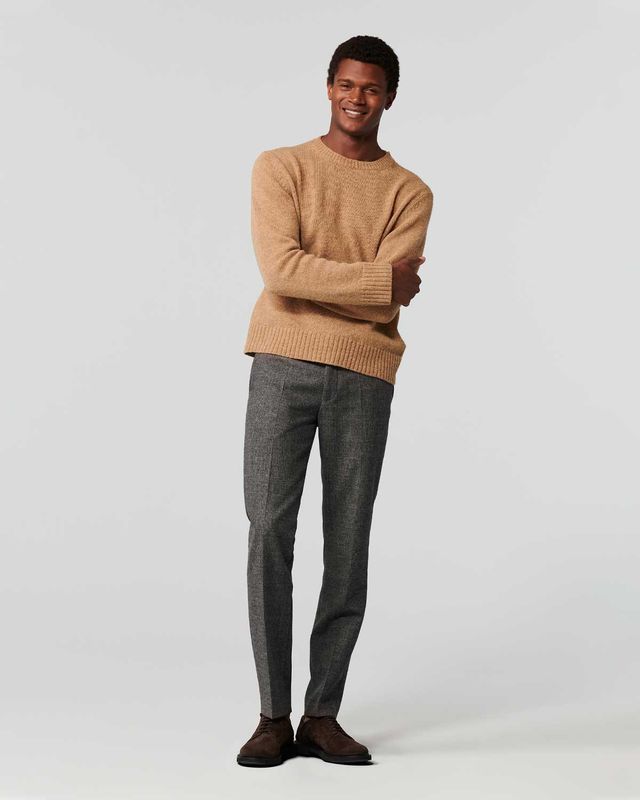 Model met Meyer Bonn 2-8811 ruitbroek in kwartmaat – Van den Broek Herenmode