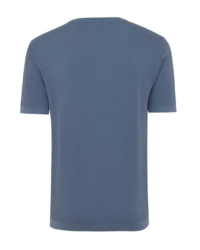 Close-up van de structuurstof en boord van Genti T-shirt K2091-1260-014 in middenblauw technisch materiaal