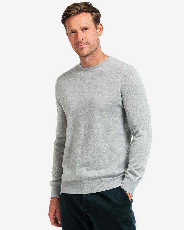 Lichtgrijze merino pullover Thomas Maine zijaanzicht op model