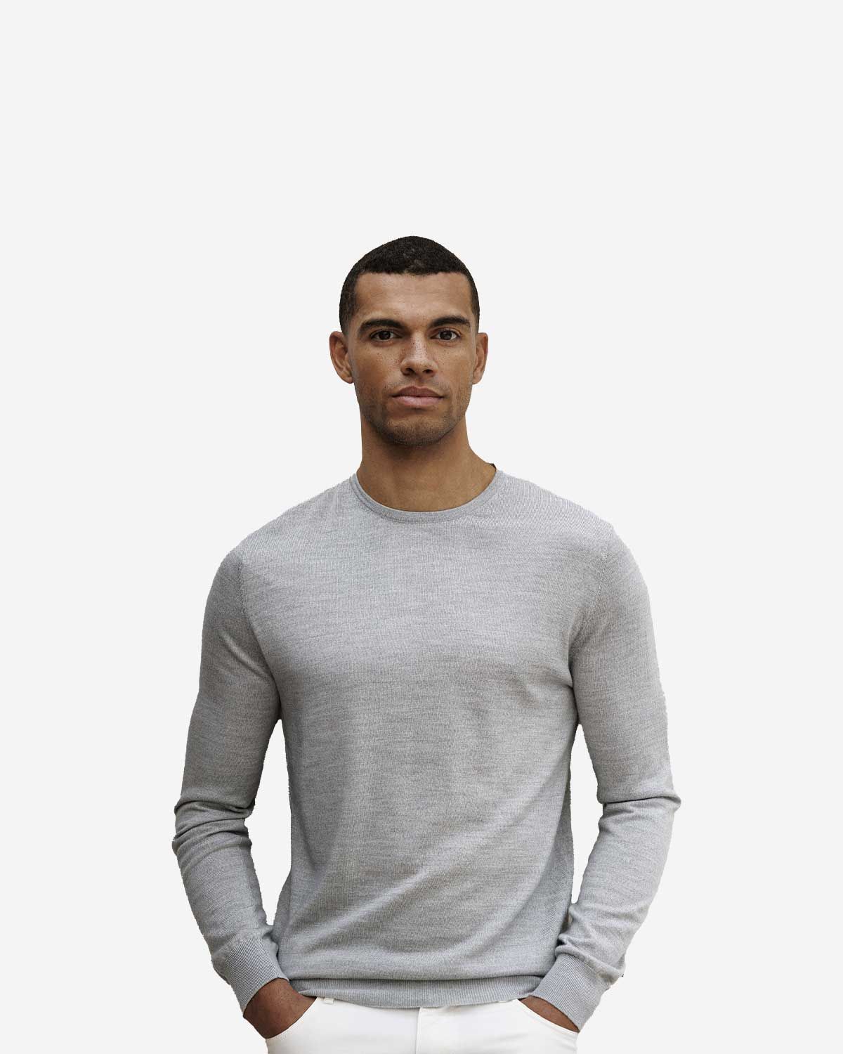 Thomas Maine pullover lichtgrijs merino wol gedragen model voorkant