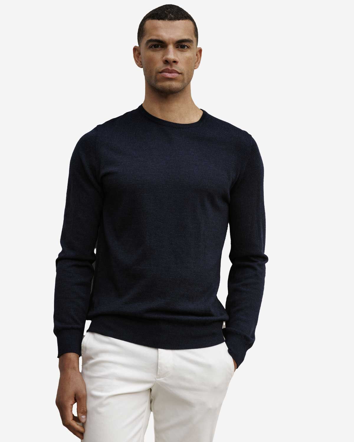 Thomas Maine pullover donkerblauw merino wol gedragen model voorkant