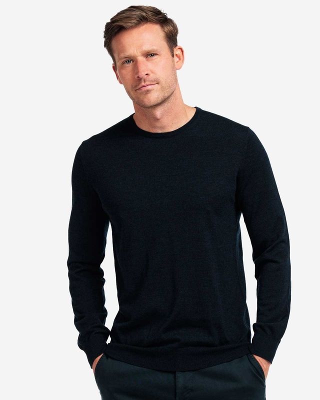Donkerblauwe merino pullover Thomas Maine zijaanzicht op model