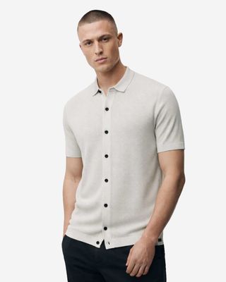 Model draagt Genti Polo K4127-1260-039 in off white