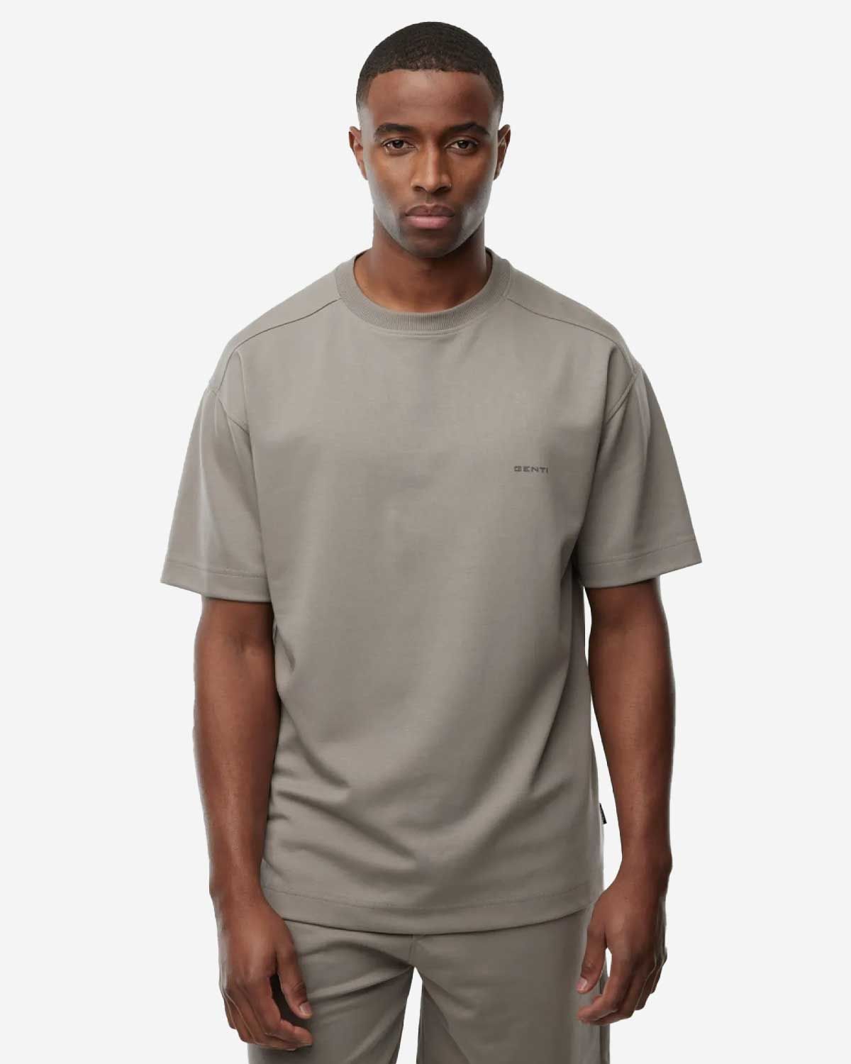 Genti Relaxed Fit T-shirt J4068-1227-242 bruin gedragen door model
