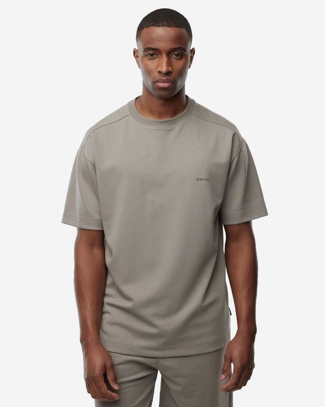 Genti Relaxed Fit T-shirt J4068-1227-242 bruin gedragen door model