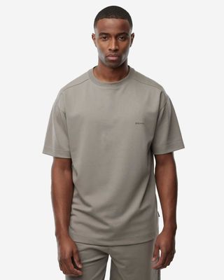 Genti Relaxed Fit T-shirt J4068-1227-242 bruin gedragen door model