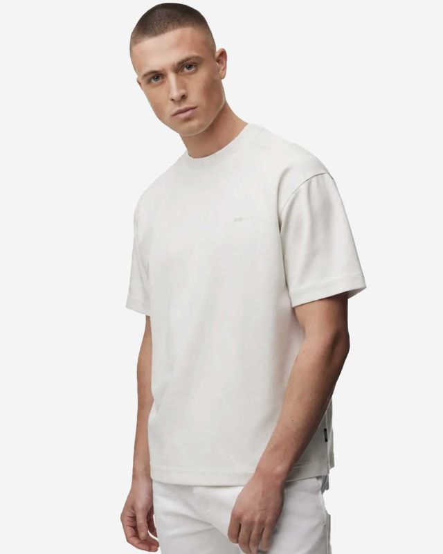 Genti Relaxed Fit T-shirt J4068-1227-039 licht beige gedragen door model