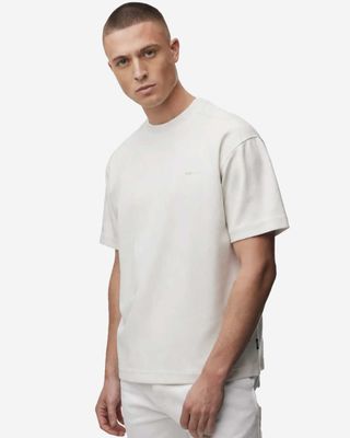 Genti Relaxed Fit T-shirt J4068-1227-039 licht beige gedragen door model