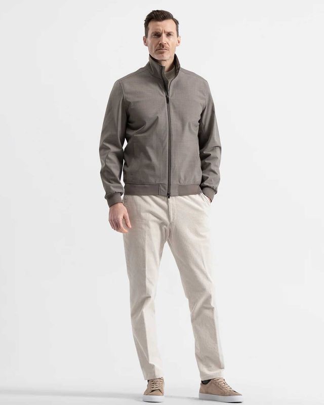 UBR Bullet Savile jacket 7123-272 gedragen, beige sand technisch jack met tailored fit