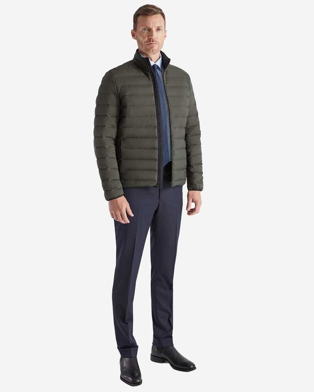 Zijaanzicht van UBR Sonic donsjack 7103-794 in thyme met slanke pasvorm