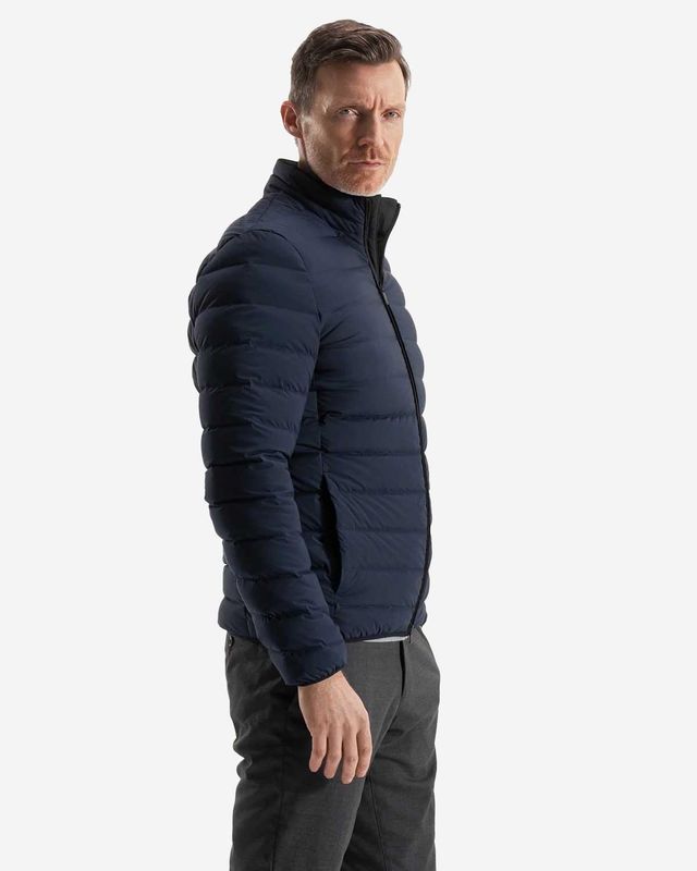 Zijaanzicht van UBR Sonic donsjack 7103-590 in donkerblauw met slanke pasvorm