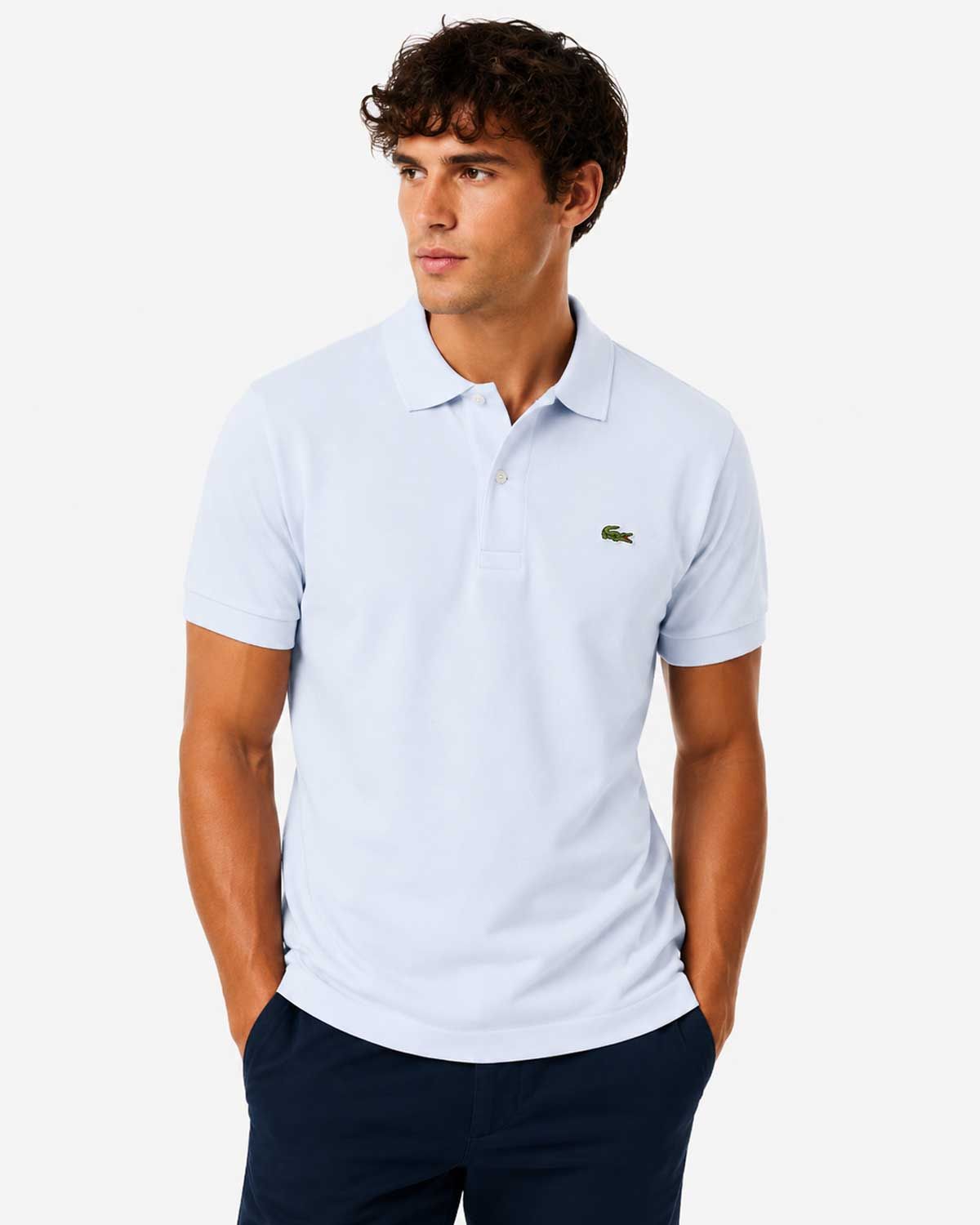 Lacoste polo PH9851-J2G lichtblauw classic fit heren gedragen door model