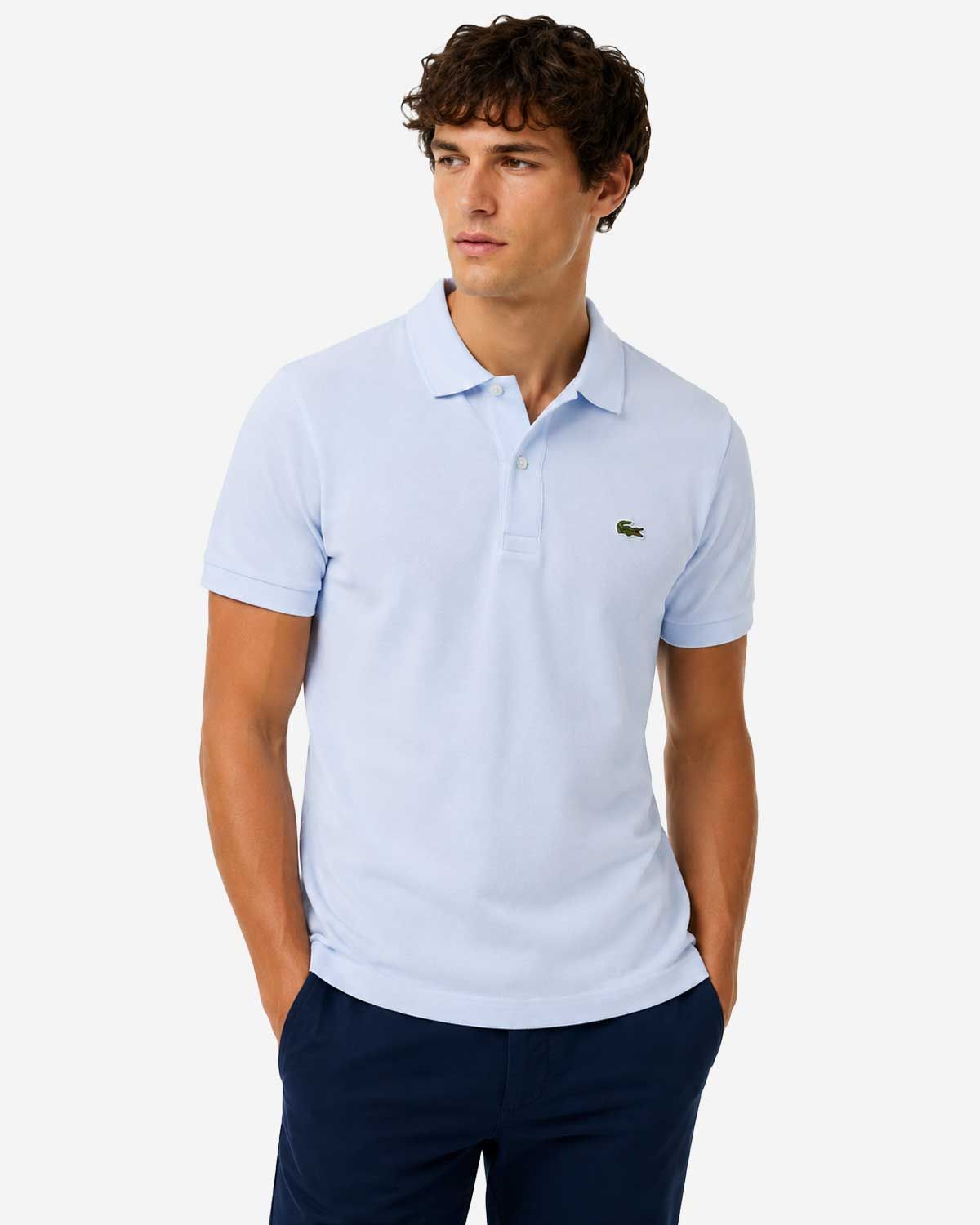 Lacoste polo PH4012-J2G lichtblauw slim fit heren gedragen door model