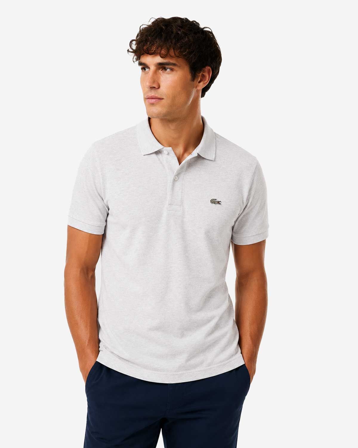 Lacoste Paris Polo PH5522-I18 lichtgrijs regular fit gedragen door model