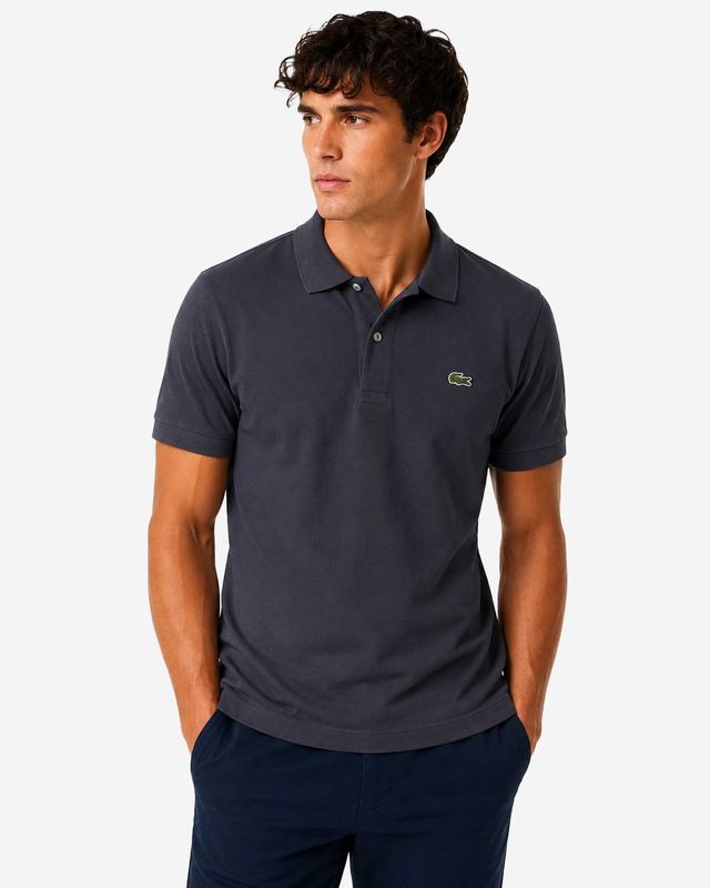 Lacoste polo PH9851-S5T donkergrijs classic fit heren gedragen door model