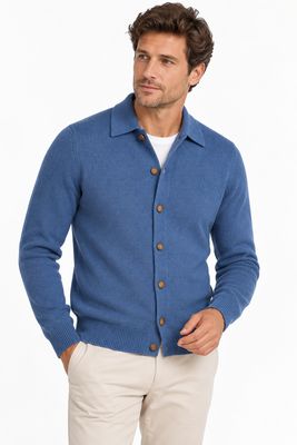 Model draagt Gran Sasso gebreid vest in blauw