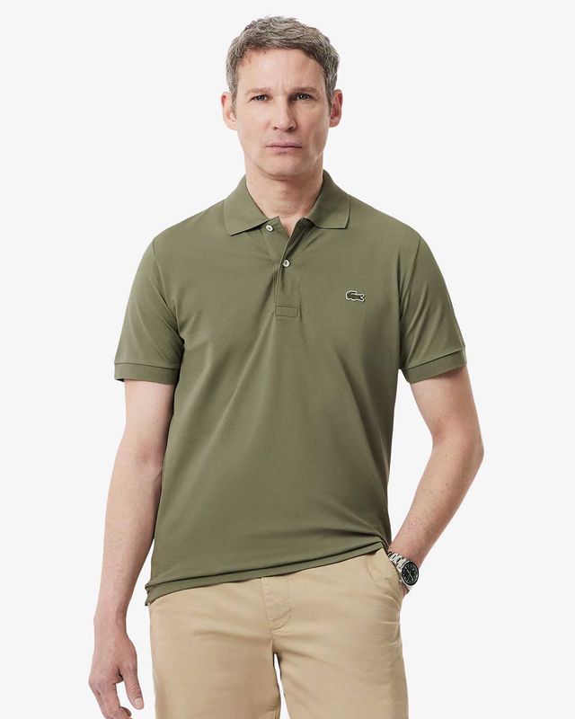 Lacoste polo PH9851-BMY groen classic fit heren gedragen door model