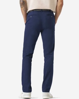 Meyer Bonn chino donkerblauw achterkant met achterzakken en knoopdetails
