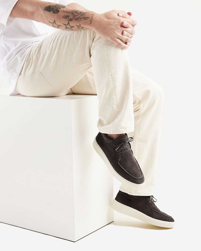 Nubikk Jiro Gio donkerbruine suède herenschoen met lichte zool
