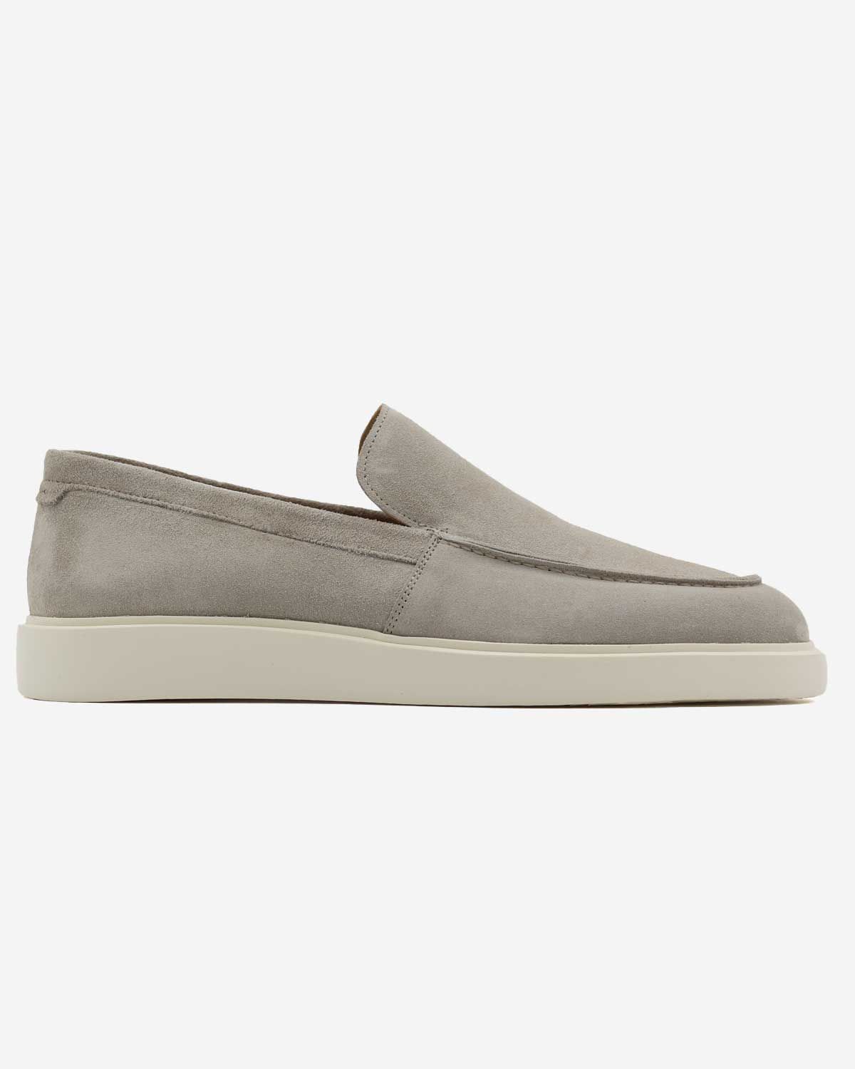 Beige suede loafer van Melik Lino met moderne witte zool