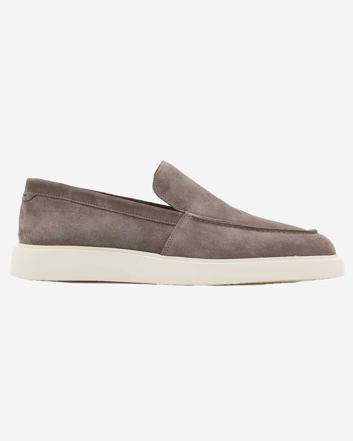 Taupe suede loafer van Melik Tulip met witte zool en moderne uitstraling