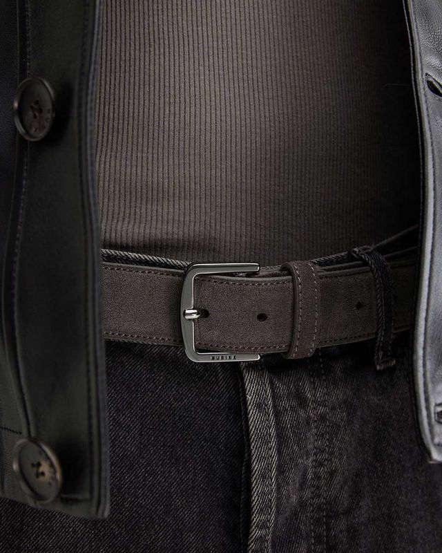 NUBIKK James Belt donkergrijze suède riem gedragen met pantalon