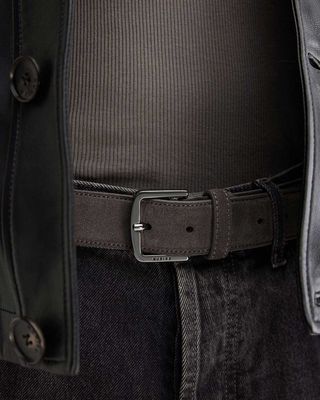 NUBIKK James Belt donkergrijze suède riem gedragen met pantalon