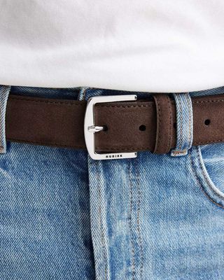 NUBIKK James Belt brown suède herenriem gedragen met jeans