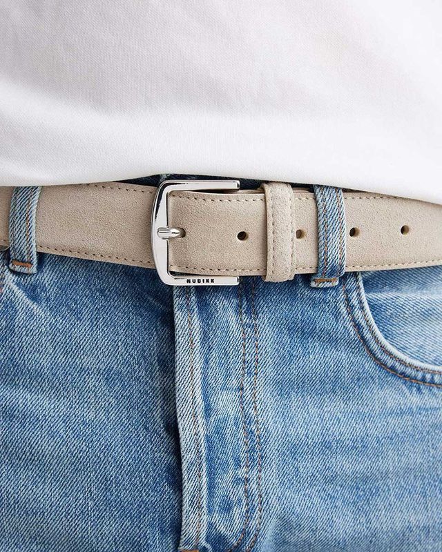 NUBIKK James Belt beige suède herenriem gedragen met jeans