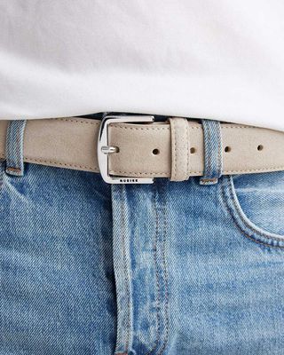 NUBIKK James Belt beige suède herenriem gedragen met jeans