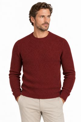 Model draagt Gran Sasso pullover van 100% wol in bordeaux.
