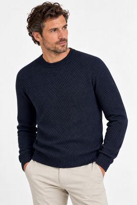 Model draagt een Gran Sasso pullover van 100% wol in donkerblauw.