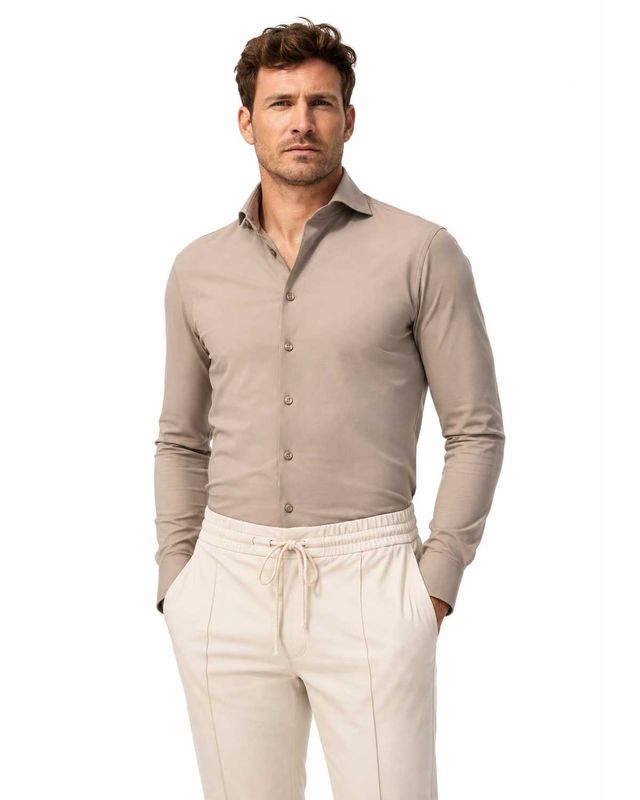 John Miller 5142675 middenbruin Slim Fit overhemd gedragen door model
