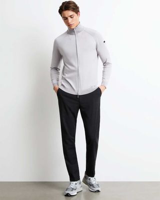 Model draagt het grijze RRD New Amos Cotton Full Zip Knit vest met volledige ritssluiting.