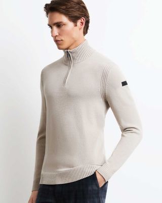 Model draagt de beige RRD Cotton Plain Half Zip Knit met opstaande kraag en korte rits.