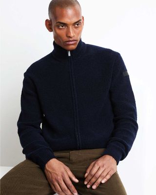 Model draagt de donkerblauwe RRD Bouclé Full Zip Knit met hoge kraag.