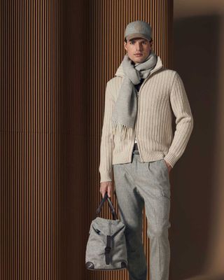 Model draagt het beige Gran Sasso vest met volledige ritssluiting en parelbreisel.