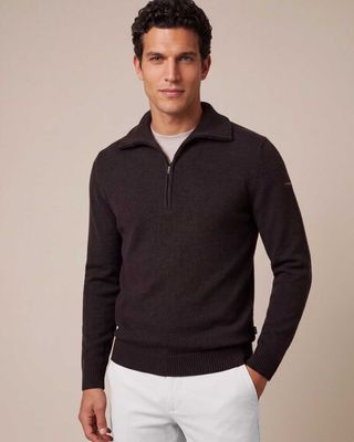 Model met de Cavallaro Sanmori half zip pullover in donkerbruin