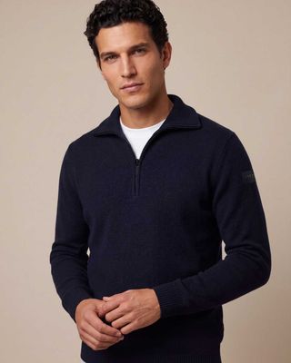 Model met de Cavallaro Sanmori half zip pullover in blauw
