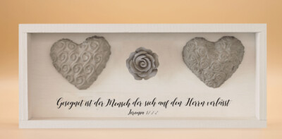 Wandbild aus Holz kurz mit Herzen und Rose, Jeremia 17.7-8