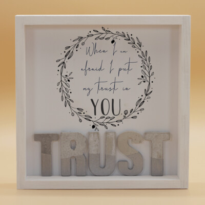 Wandbild aus Holz, "TRUST" mit Silber