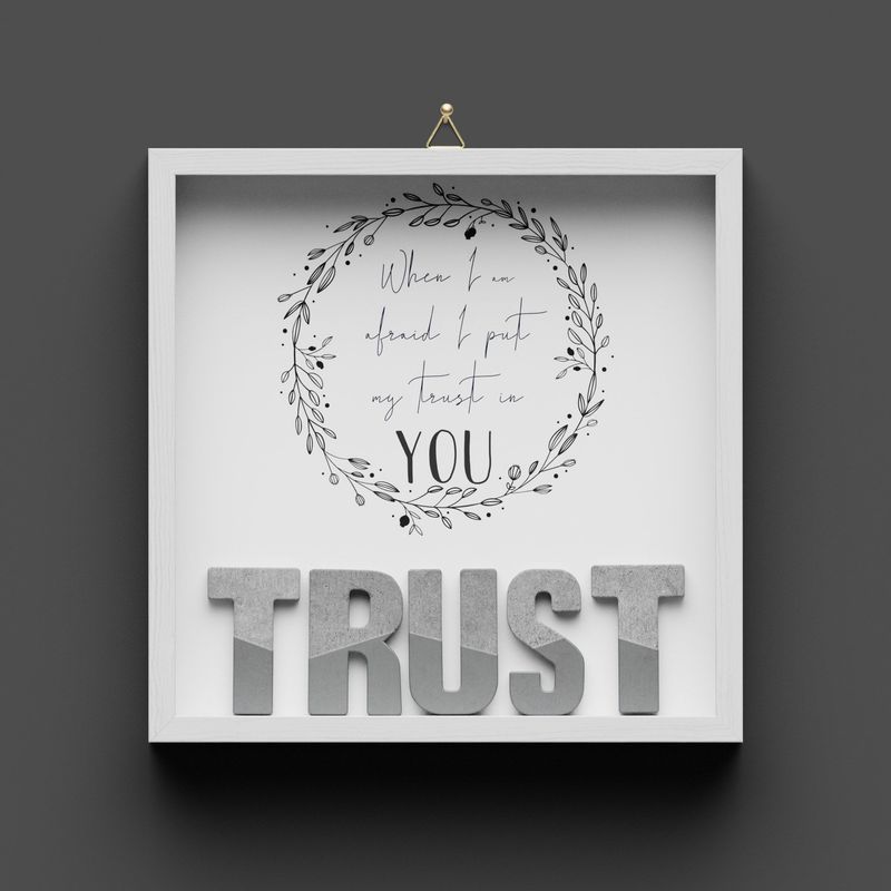 Wandbild aus Holz, "TRUST" mit Silber