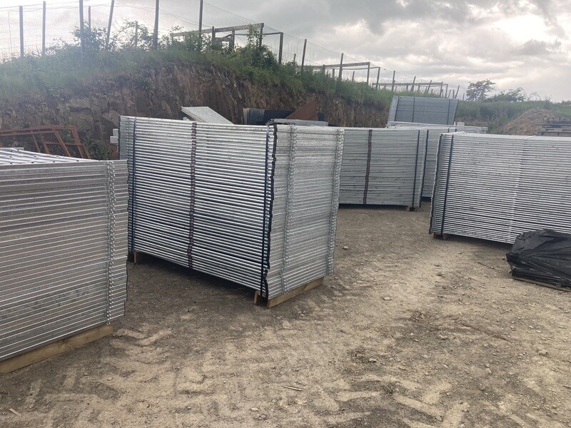 Pallet of 45 Lambing Hurdles with 12mm Drop Pins or interlocking