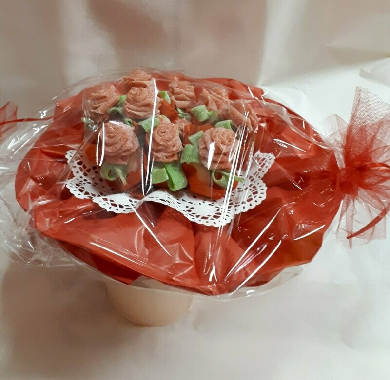 Rosenstrauß aus handgedrehten Rosen Rosenstrauß aus handgedrehten Rosen