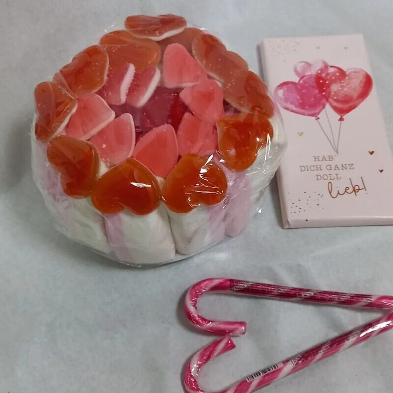 Kleine Torte - Love- aus Marshmellows und Weigummi Kleine Torte - Love- aus Marshmellows und Weigummi