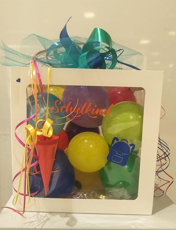 Geschenkbox Geschenkbox "Schulkind " Name mit Ballons