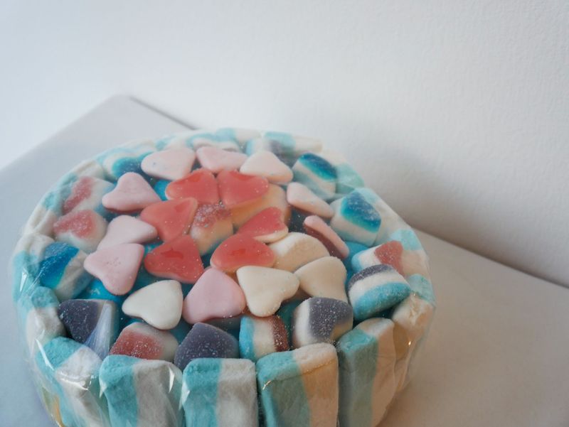 Große Torte aus Marshmellows und Weigummi - Love Große Torte aus Marshmellows und Weigummi - Love