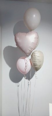 Ballonbouquet aus 2 Folienherzen und 3 Latexballons Ballonbouquet aus 2 Folienherzen und 3 Latexballons
