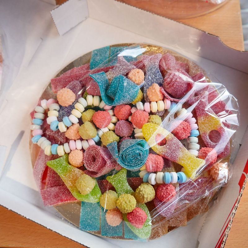 Süße Pizza aus veganen Weingummis 20 cm Ø im Pizzakarton Süße Pizza aus veganen Weingummis 20 cm Ø im Pizzakarton