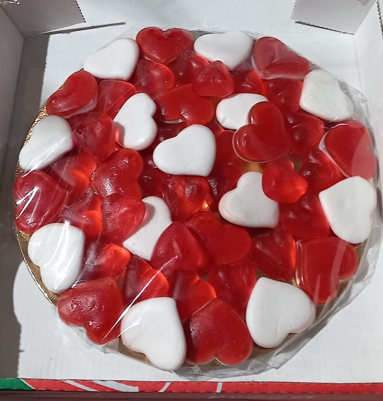 Pizza aus 2 Sorten Fruchtgummi Herzen 20 cm Ø im Pizzakarton Pizza aus 2 Sorten Fruchtgummi Herzen 20 cm Ø im Pizzakarton